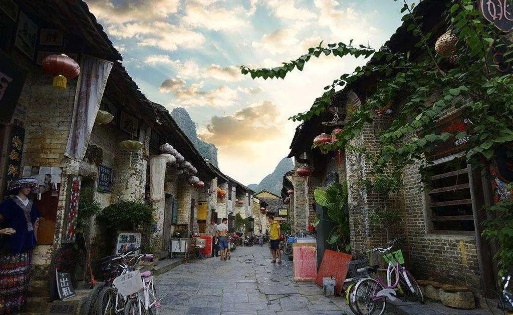 电视背景墙是客厅风格展示的主墙,怎么选择电视背景墙来弥补空间的空旷性?-专业机智问答-高效准确解答您的问题!
